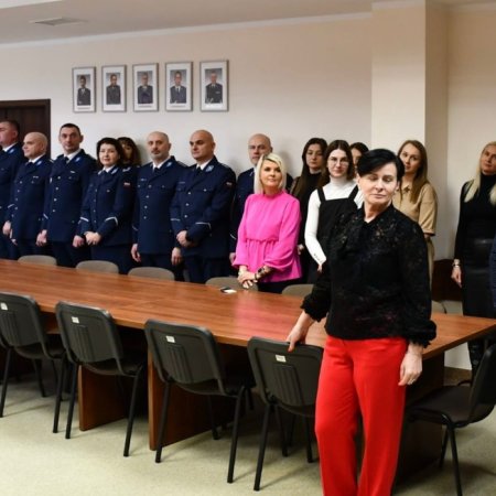 Święto „cichych bohaterów” policji. Uroczysta zbiórka w ostrołęckiej komendzie [ZDJĘCIA]
