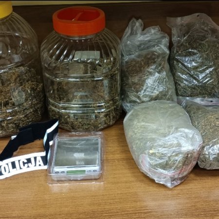 Blisko kilogram narkotyków w rękach ostrołęckiej policji. Młody mężczyzna usłyszał zarzuty