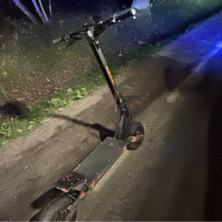 Straciła panowanie nad hulajnogą i uderzyła głową w asfalt. Nie miała kasku!