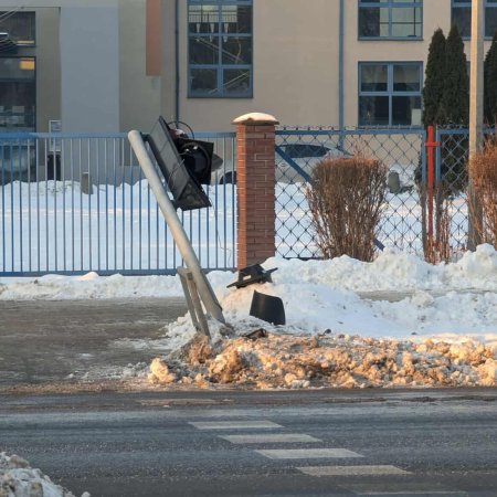 Poważne skutki kolizji przy Traugutta. Uszkodzona sygnalizacja [ZDJĘCIA]