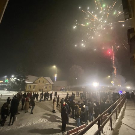 Mieszkańcy Baranowa powitali Nowy Rok przed Urzędem Gminy [ZDJĘCIA]