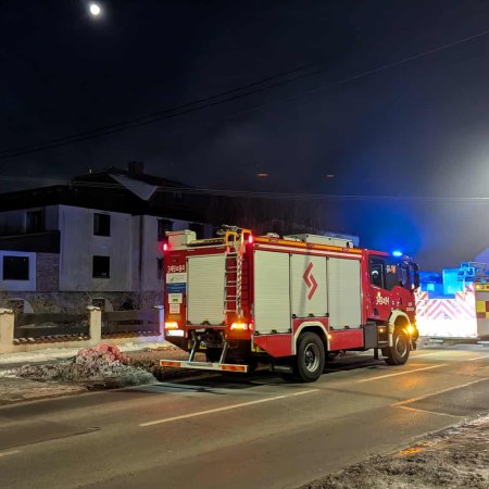 Pożar domu przy Ostrowskiej w Rzekuniu. Strażacy w akcji [WIDEO, ZDJĘCIA]