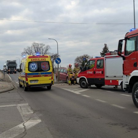 Pijany kierowca doprowadził do zderzenia dwóch aut przy moście! [WIDEO, ZDJĘCIA]
