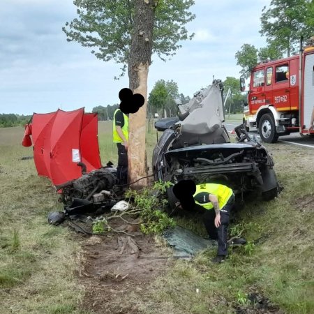 Tragiczny wypadek. Kierowca osobówki zginął po uderzeniu w drzewo