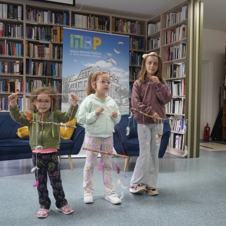 Twórcza sobota w bibliotece. Dzieci i rodzice robili własne ozdoby [ZDJĘCIA]