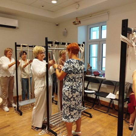 Etnodizajn po kurpiowsku. Mieszkańcy wyplatali kwietniki w Muzeum Kultury Kurpiowskiej [ZDJĘCIA]