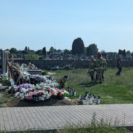 Kłęby dymu nad cmentarzem w Rzekuniu. Szybka reakcja świadka uratowała sytuację [ZDJĘCIA]