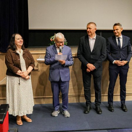 Kino, rozmowy i wyjątkowy jubileusz. Spotkanie ostrołęckich seniorów w OCK [ZDJĘCIA]