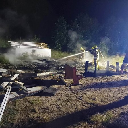 Pożar w środku nocy. Interweniowali strażacy z trzech jednostek i policja [ZDJĘCIA]