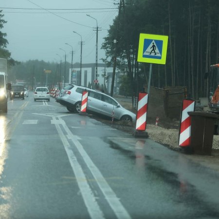 Niecodzienna kraksa na remontowanej ulicy Stacha Konwy. Auto zawisło na skraju jezdni [ZDJĘCIA]