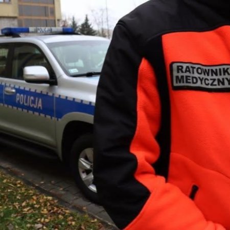 Pacjent rzucił się na ratowników, a potem wyładował furię na karetce