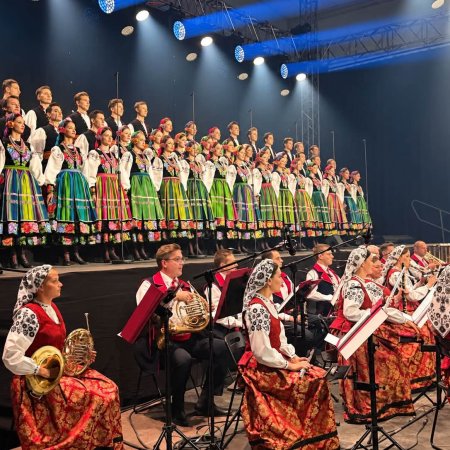 Barwne stroje, pieśni i tańce. „Mazowsze” porwało publiczność [ZDJĘCIA]