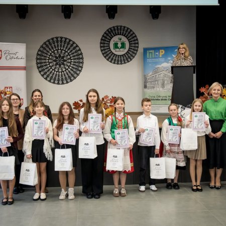 Żywa tradycja i młode talenty. Za nami finał XLIII Konkursu Recytatorskiego „Kurpie Zielone w Literaturze” [ZDJĘCIA]
