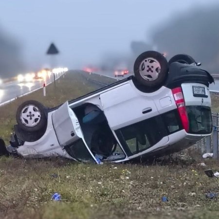 Fiat leżał na dachu na S8. Badanie kierowcy pokazało wynik, który trudno zrozumieć