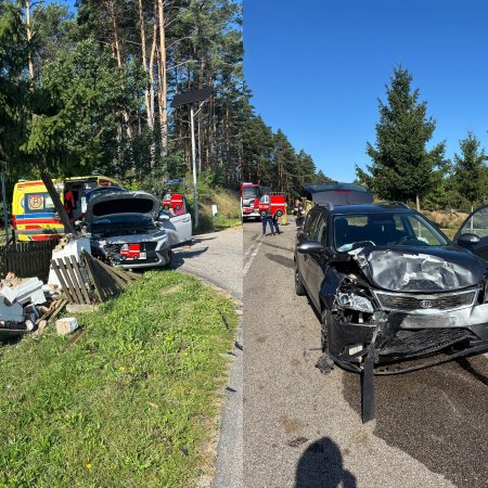 Hyundai zderzył się z Kią. Pasażerka zabrana do szpitala [ZDJĘCIA]