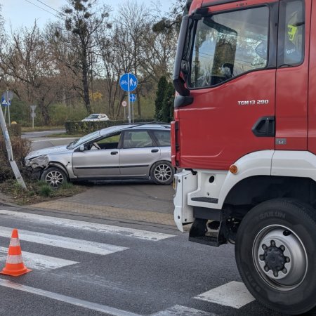 Niebezpieczny poranek na Wojciechowicach. Auto dachowało na rondzie! [WIDEO, ZDJĘCIA]