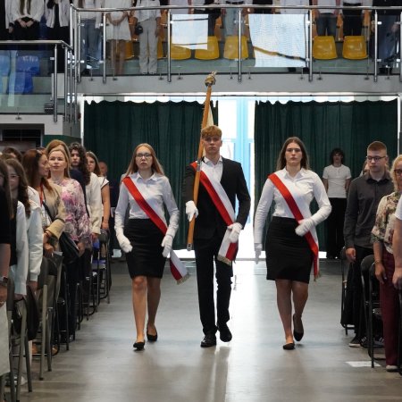 Rozpoczęcie roku szkolnego w I LO w Ostrołęce. Uczniowie wrócili do szkoły i pamiętali o historii! [ZDJĘCIA, WIDEO]