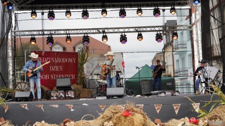 Kowbojski klimat na placu Bema. Międzynarodowy Dzień Osób Starszych w Ostrołęce! [ZDJĘCIA, WIDEO]