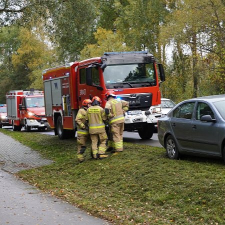 Zderzenie dwóch samochodów na ul. Goworowskiej w Ostrołęce. Jedna osoba poszkodowana! [WIDEO, ZDJĘCIA]