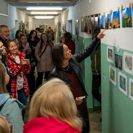 Opuszczony „hotel pielęgniarek” znów ożył! Galeria Bezdomna znalazła tu nowy, tymczasowy dom [ZDJĘCIA]