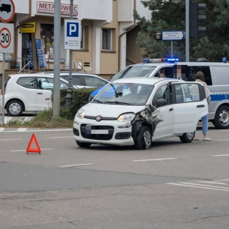 Kłopotliwa kraksa na ruchliwym skrzyżowaniu. Auto blokowało przejazd [ZDJĘCIA]