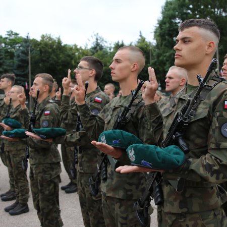 Przysięga wojskowa młodych ochotników. Kolejni już czekają w kolejce [ZDJĘCIA]