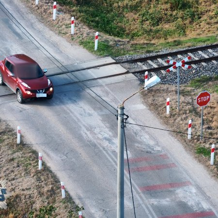 Policyjny dron ponownie w akcji. Zawisł nad przejazdem kolejowym, "trafił" 24 kierowców! [WIDEO]