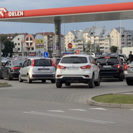 Kolejki na stacjach w Ostrołęce. Kierowcy tankują przed podwyżką [ZDJĘCIA]