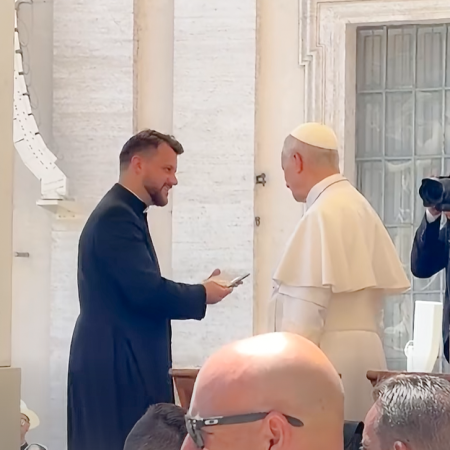 Kurpie w Watykanie! Papież Leon XIV dostał wyjątkowe prezenty... z Myszyńca! [WIDEO]