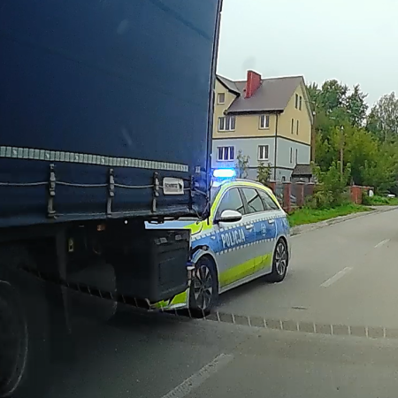 Kolizja z policją na Ławskiej. Mercedes uderzył w oznakowany radiowóz [WIDEO, ZDJĘCIA]