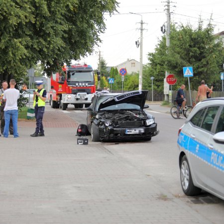 85-letni kierowca zignorował znak STOP. 1300 zł mandatu po kolizji [ZDJĘCIA]