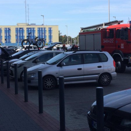 Pożar osobówki pod centrum handlowym. Czteroosobowa rodzina jechała autem na wakacje! [ZDJĘCIA]