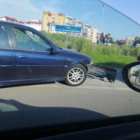 Kolizja na… bezkolizyjnym rondzie [ZDJĘCIA]