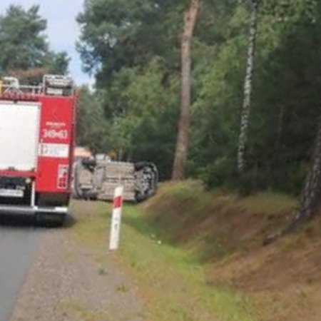 Wypadek w Wydmusach. Jedno z aut dachowało [FOTO]