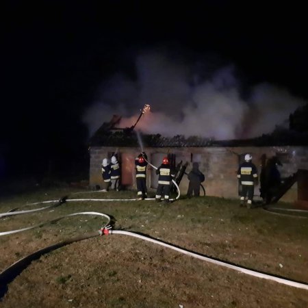 Pożar w Ponikwi Dużej. W akcji kilka jednostek strażackich [ZDJĘCIA, WIDEO]