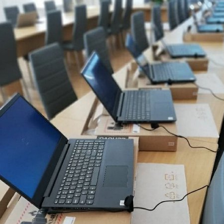 20 laptopów do nauki zdalnej trafi do uczniów w powiecie ostrołęckim