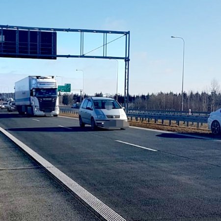 Utrudnienia na drodze do Warszawy. Doszło do wypadku z udziałem motocyklisty