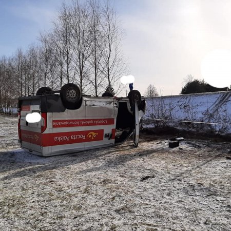 Wypadek z udziałem pocztowej furgonetki [ZDJĘCIA]