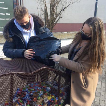 Eko-niedźwiedź spod ostrołęckiego ratusza zapełnia się w ekspresowym tempie [ZDJĘCIA]