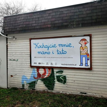 Nastolatek LGBT na billboardach w Ostrołęce. "Kochajcie mnie, mamo i tato"