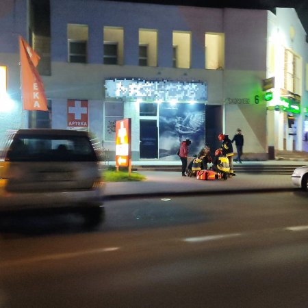 Ostrołęka: Nie było wolnej karetki. Leżącemu na chodniku mężczyźnie pomagała straż pożarna