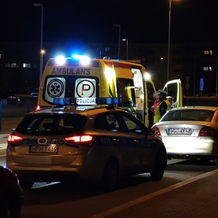 Nieprzytomny kierowca w samochodzie. Uratowała go reakcja przechodnia