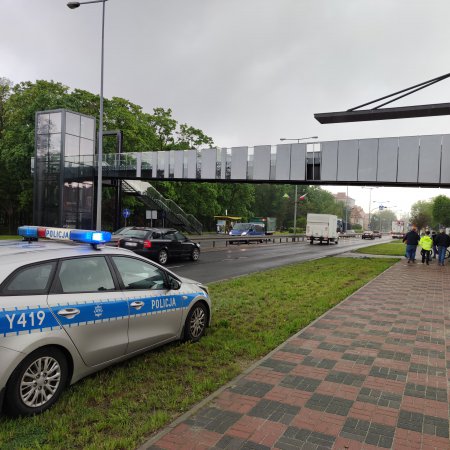 Kierowca nie zmieścił się pod kładką dla pieszych nad ulicą Traugutta [ZDJĘCIA]