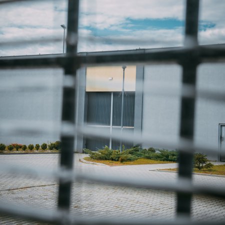 Służba Więzienna: Wolne etaty w ZK Przytuły Stare. Zarobki nawet 3937,57 zł na start