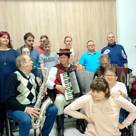 Kurpiowskie kolędowanie ze stowarzyszeniem „Razem w dorosłość” [ZDJĘCIA]