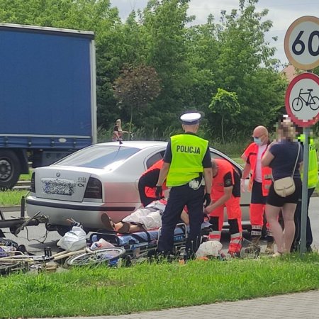 Wypadek przy rondzie Kupiszewskiego. Rowerzystka pod kołami osobówki z przyczepką [ZDJĘCIA]