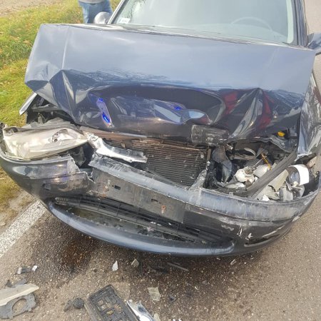Wypadek w miejscowości Obrębiec. Dwie osoby trafiły do szpitala [ZDJĘCIA]