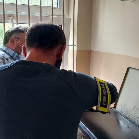 Mieszkaniec Ostrołęki z zarzutem oszustwa. Metody "na policjanta" próbował w Pabianicach