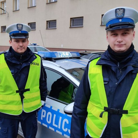 Eskortowali do szpitala auto z rannym dzieckiem [WIDEO]