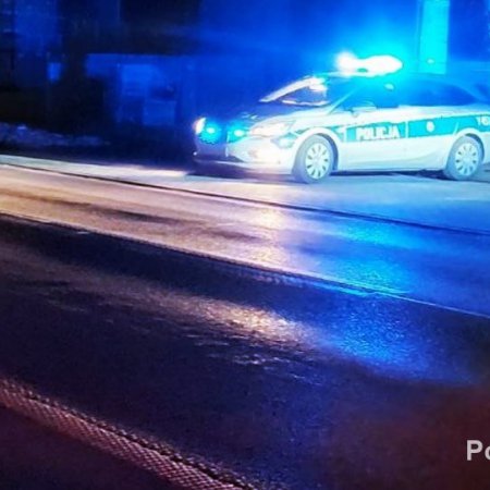 Pijany kierowca w rowie. Policja pomogła mu w bezpieczny sposób wytrzeźwieć